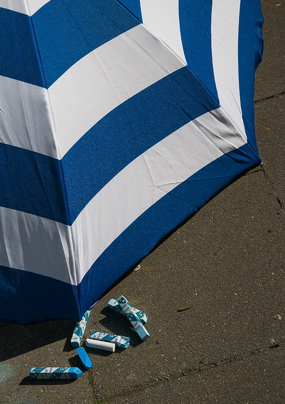 Geldern Straßenmaler D35_9691 als Smart-Objekt-1 Kopie.jpg - Mit Schirmen und Hüten bewaffnet harten die meisten der in der Sonne schaffenden Künstler aus. Wir mochten uns gar nicht vorstellen wie es wäre, wenn wir bei diesen Temperaturen stundenlang in der prallen Sonne arbeiten müssten